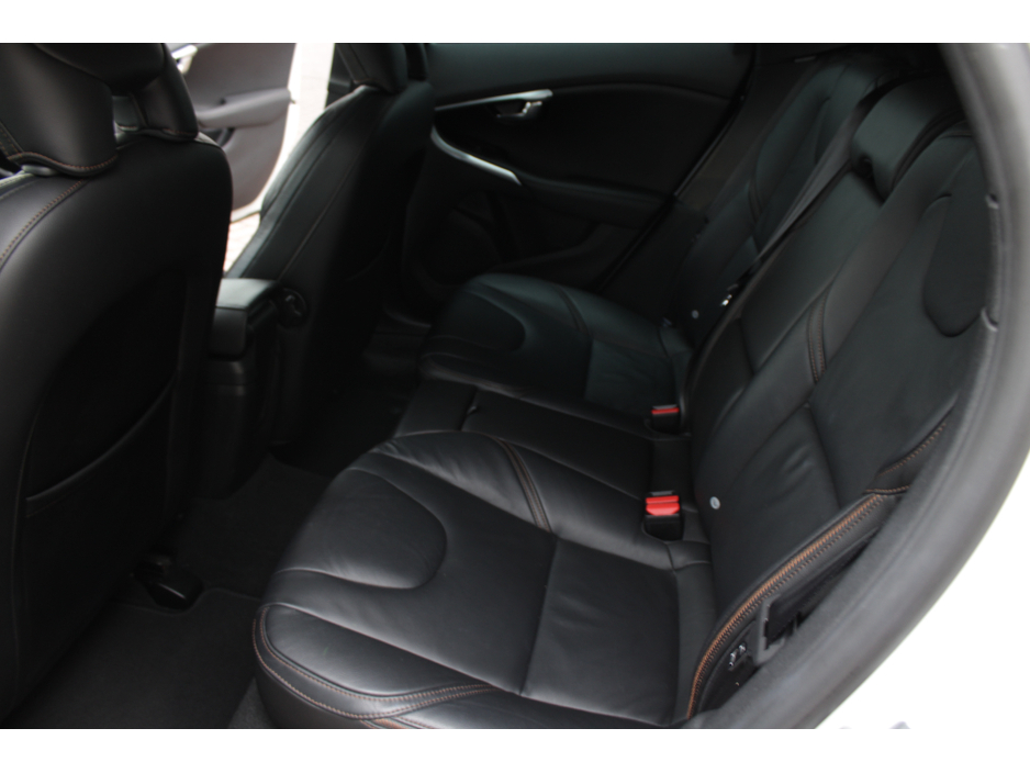 2016 Volvo V40 Cross Country - image 19