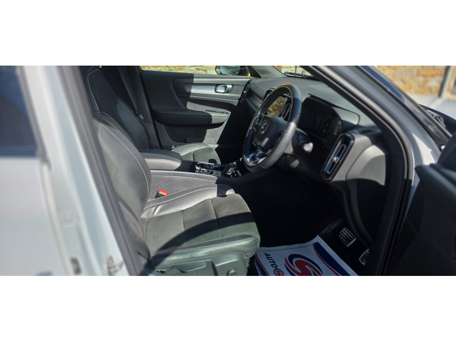 2022 Volvo XC40 - image 12