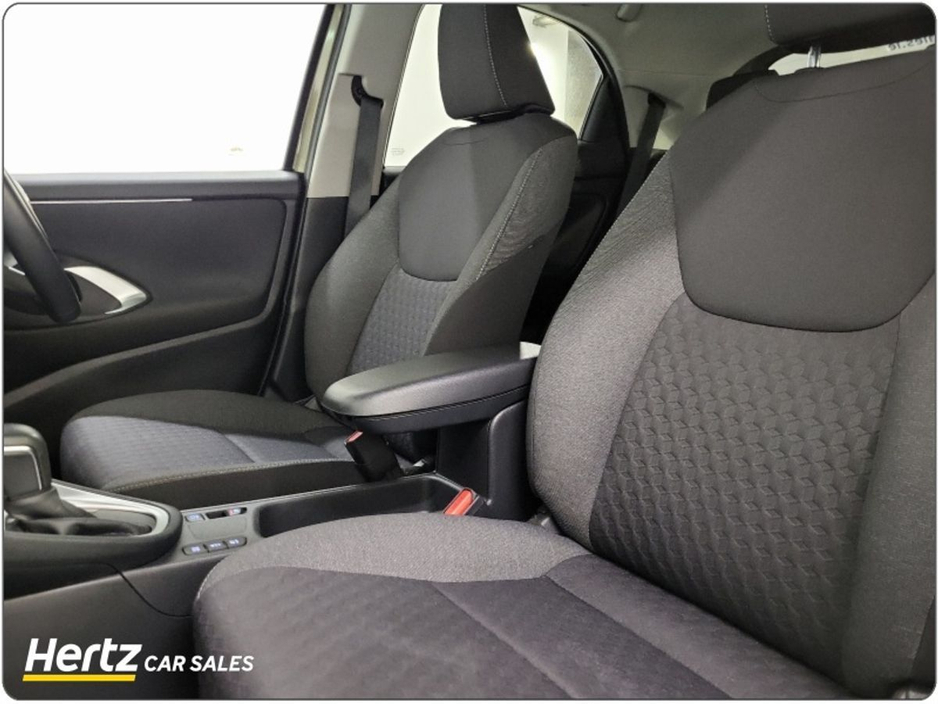 2023 Toyota Yaris - image 5