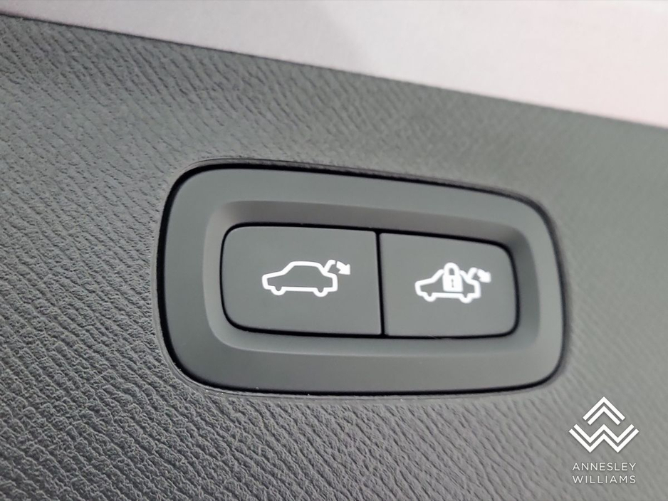 2025 Volvo XC90 - image 31