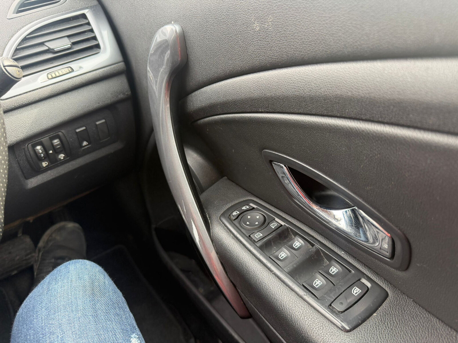 2013 Renault Megane - image 11