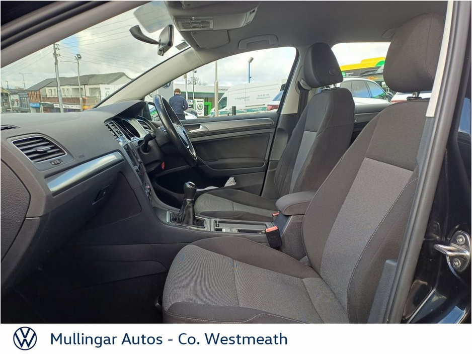 2015 Volkswagen Golf - image 4