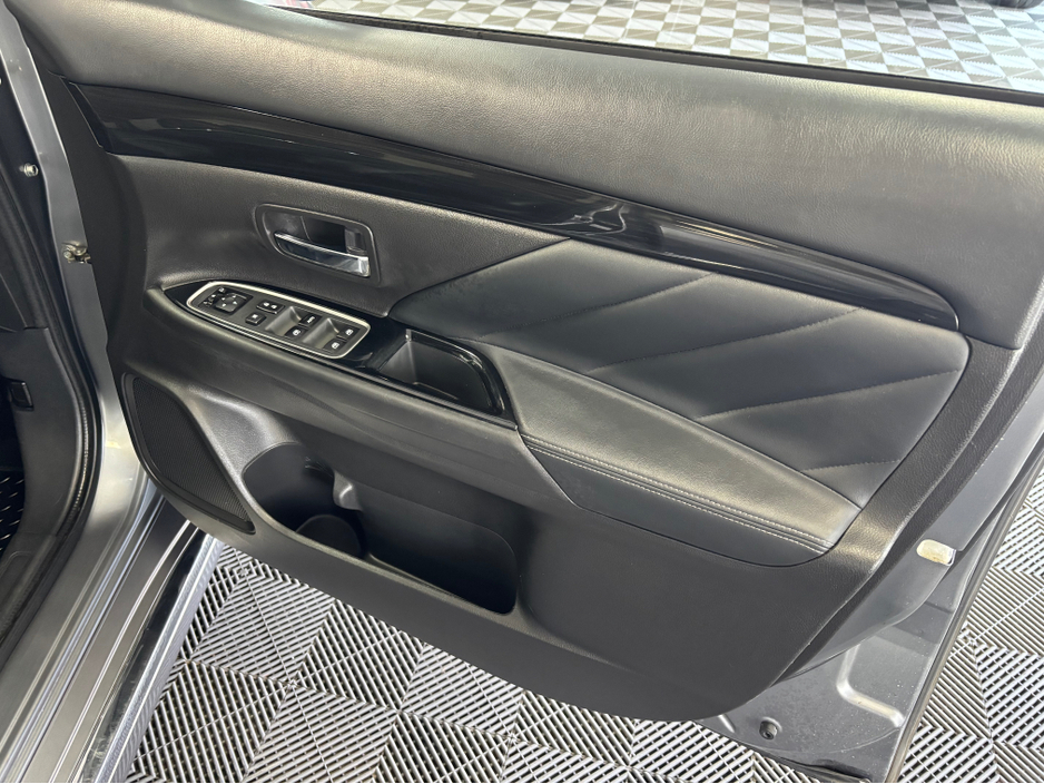 2018 Mitsubishi Outlander - image 7