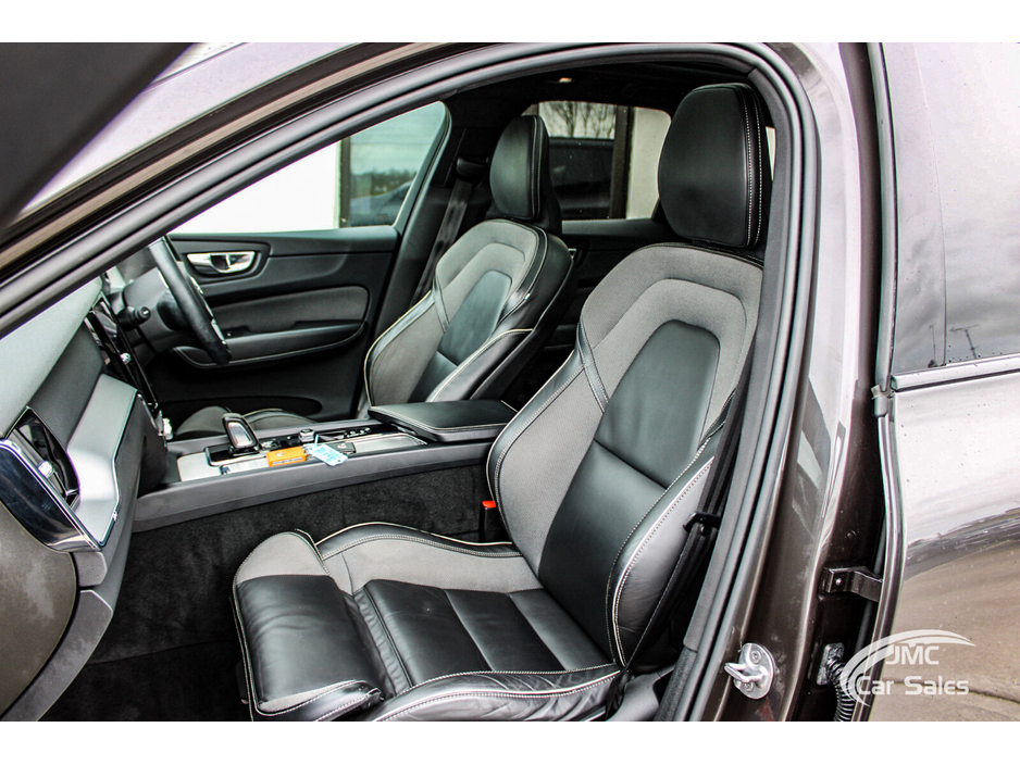 2022 Volvo XC60 - image 23