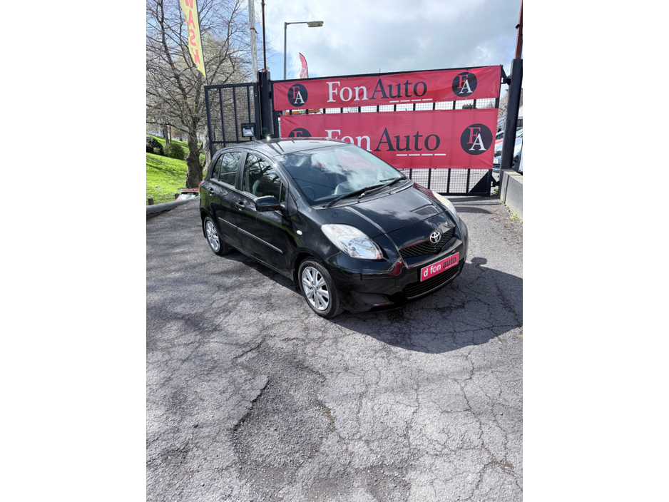 2009 Toyota Yaris - image 2