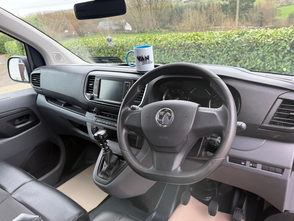 2020 Vauxhall Vivaro - image 11