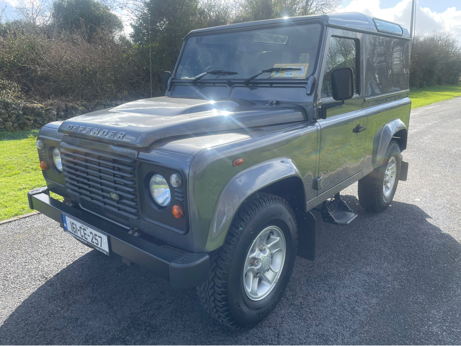 2016 Land Rover Defender - image 4