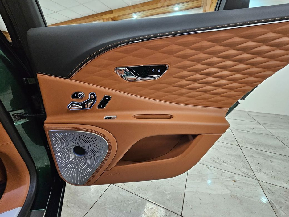2022 Bentley Flying Spur V6 Hybrid Auto // Racing Green €164,950
