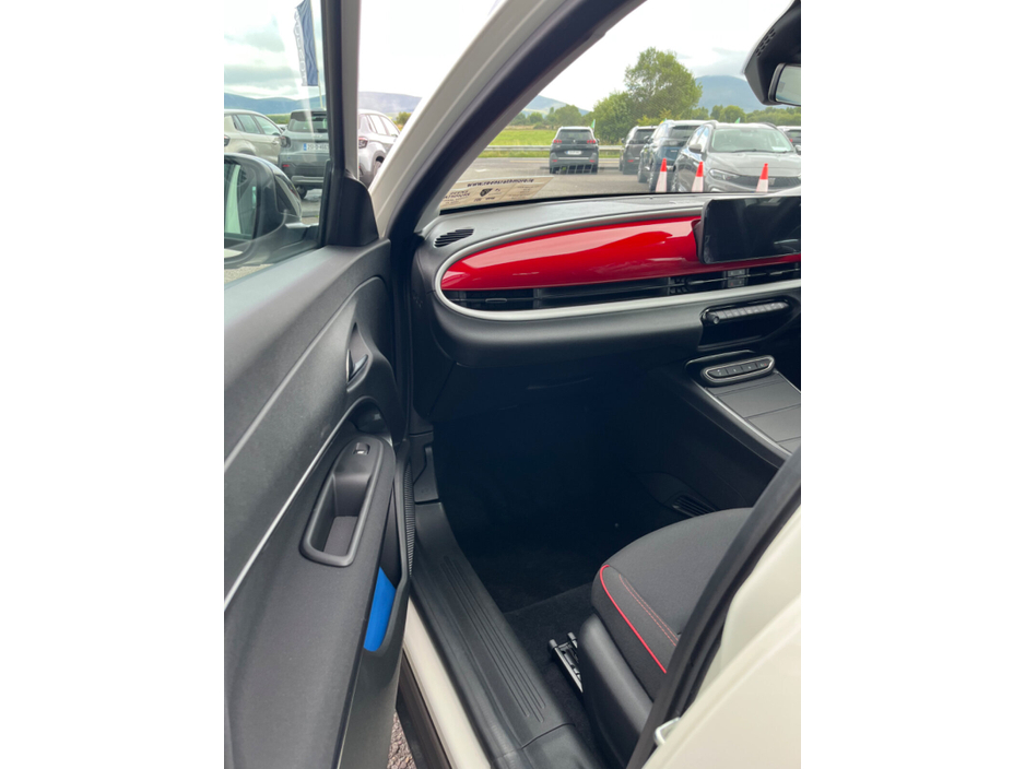 2025 Fiat 600 - image 8