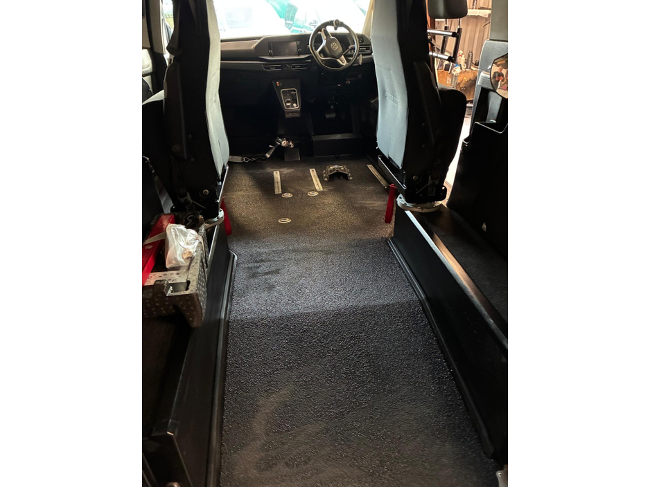 2023 Volkswagen Caddy - image 14