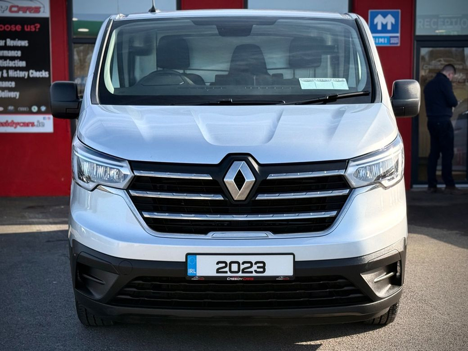 2023 Renault Trafic - image 2