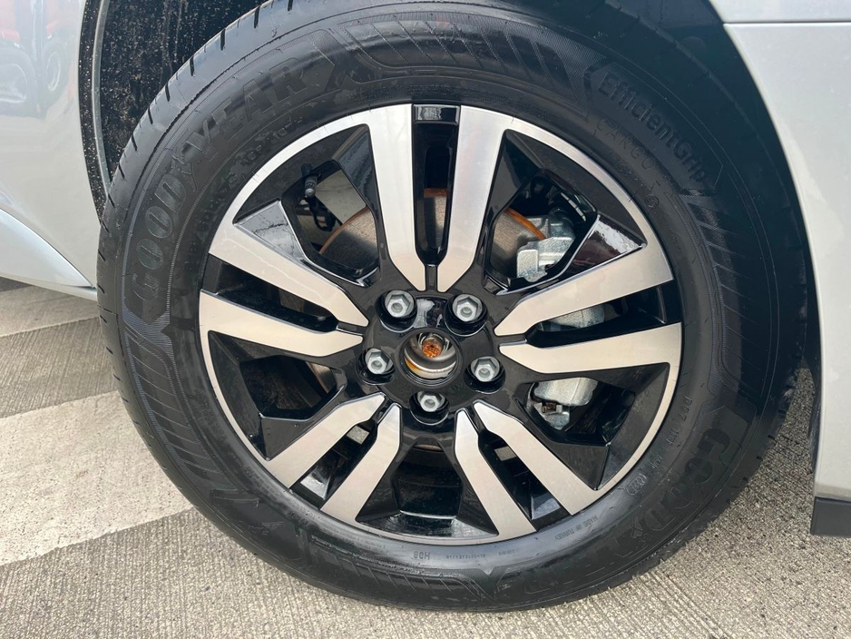 2026 Renault Trafic - image 3