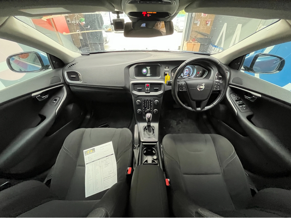 2015 Volvo V40 - image 13