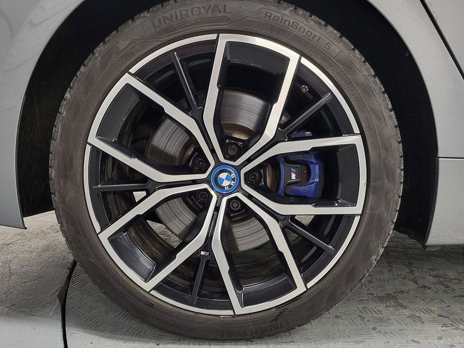 2023 BMW 5 Series - image 14