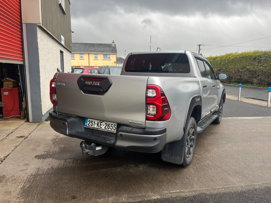 2025 Toyota Hilux - image 4