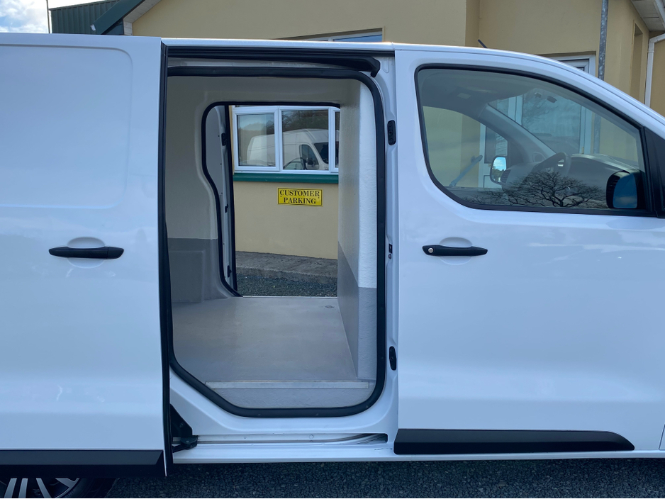 2017 Citroen Dispatch - image 7