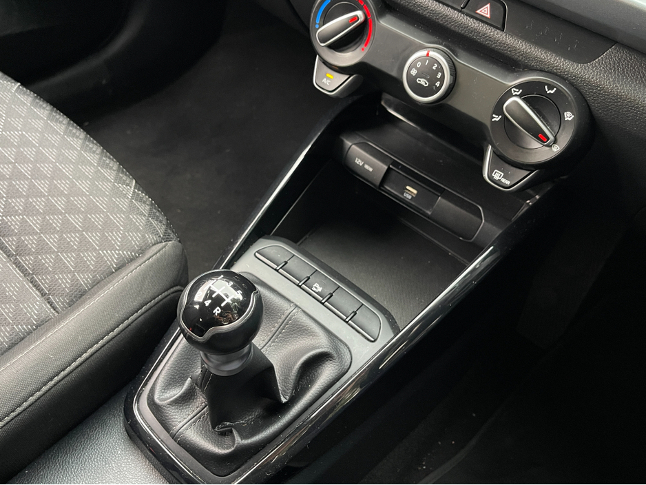 2022 Kia Rio - image 19