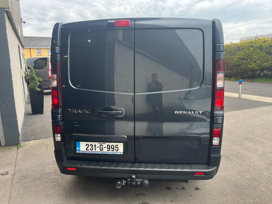 2023 Renault Trafic - image 9