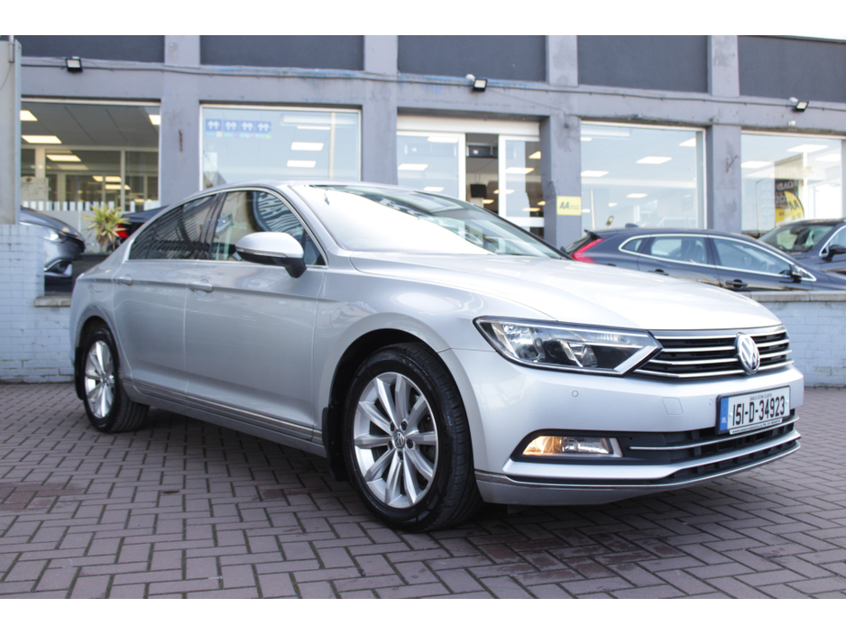 2015 Volkswagen Passat - image 2