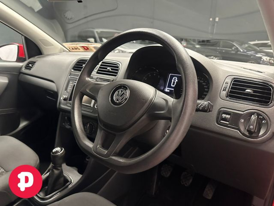 2015 Volkswagen Polo - image 2