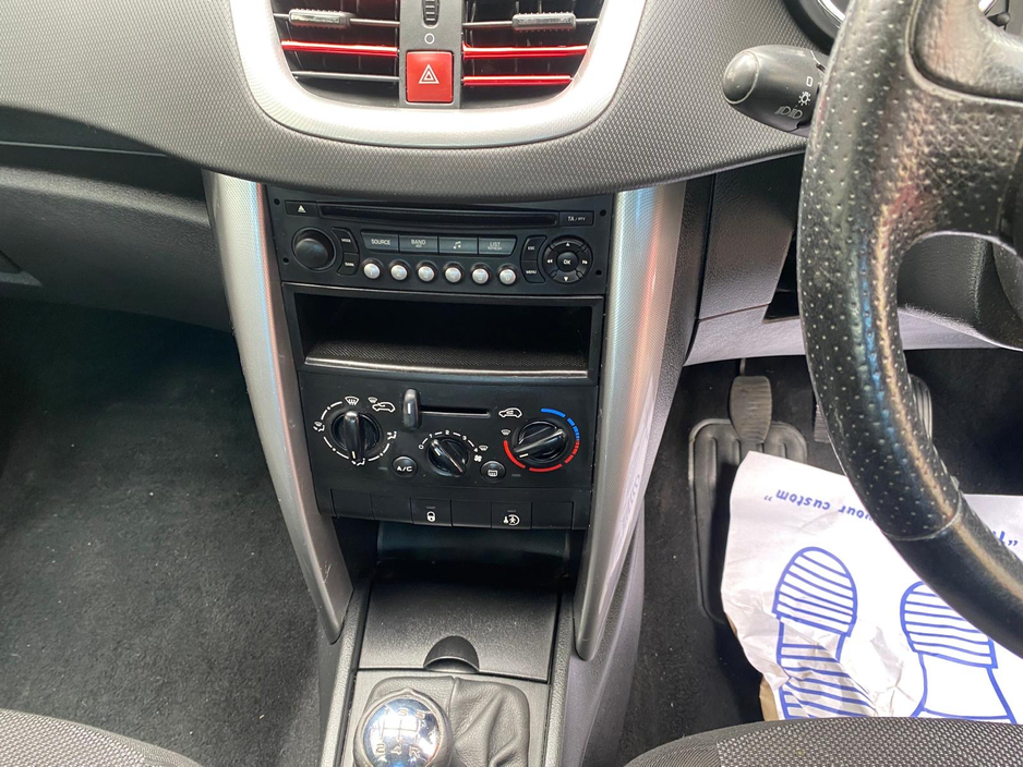 2006 Peugeot 207 - image 16