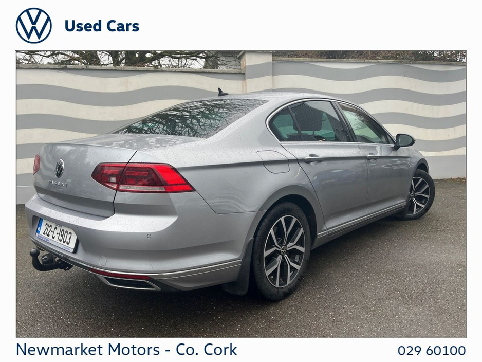 2021 Volkswagen Passat - image 3