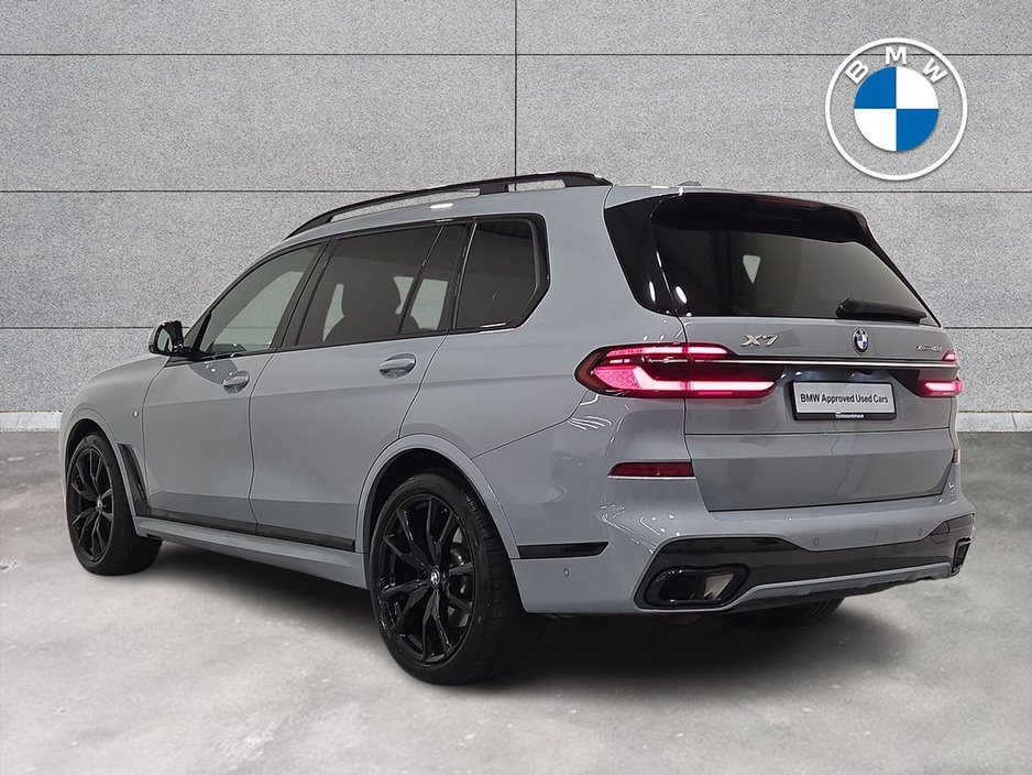 2023 BMW X7 - image 2