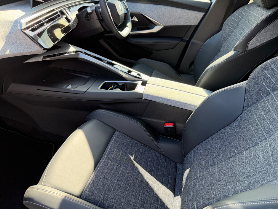 2025 Peugeot 3008 - image 8