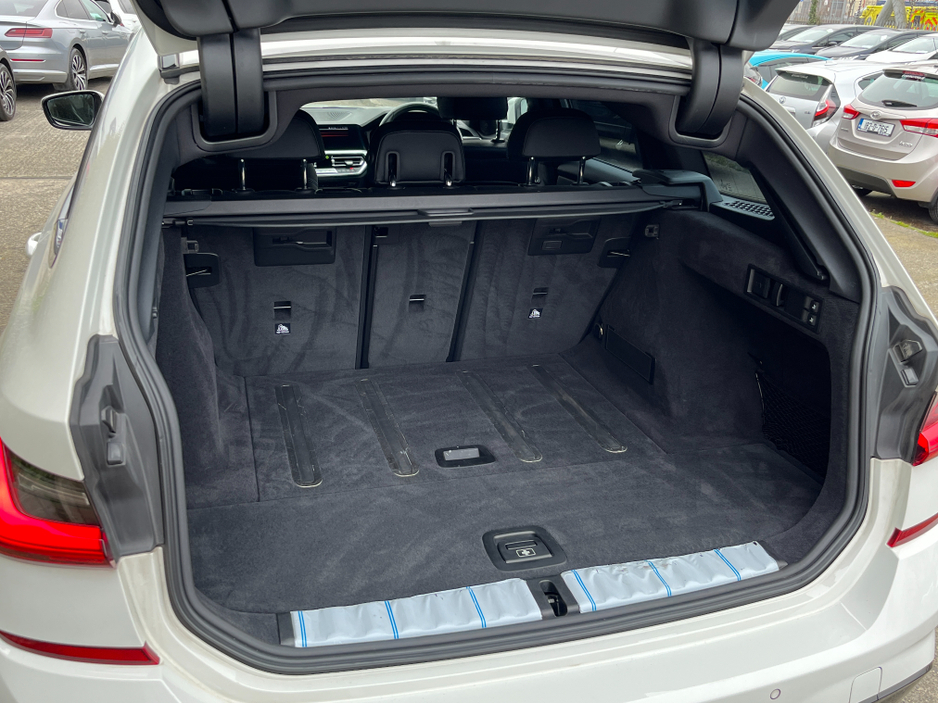 2021 BMW 3 Series - image 8