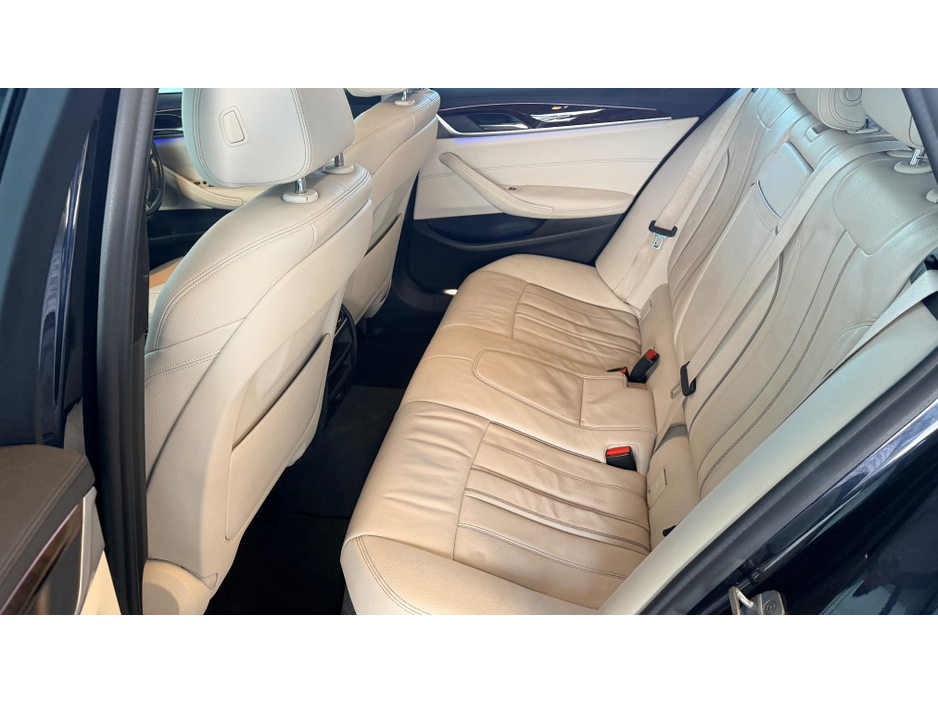 2019 BMW 5 Series - image 9