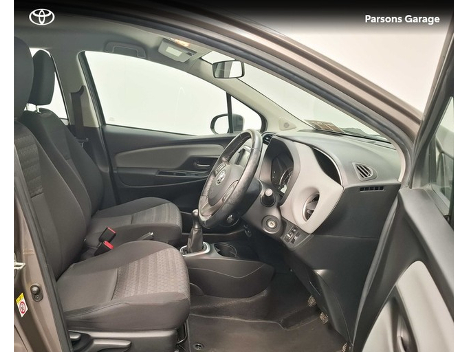 2017 Toyota Yaris - image 8