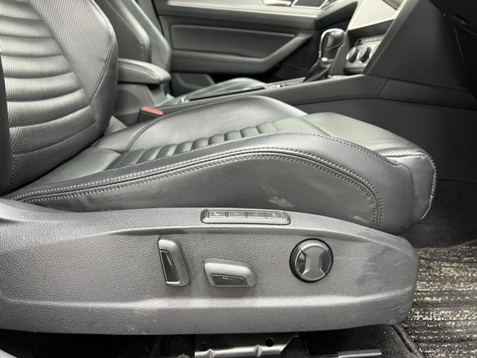 2020 Volkswagen Passat - image 26