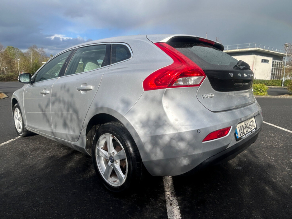 2014 Volvo V40 - image 2
