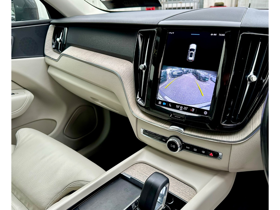 2022 Volvo XC60 - image 16