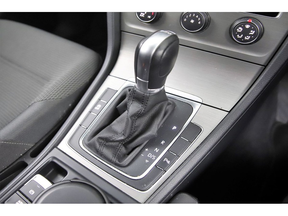 2015 Volkswagen Golf - image 23