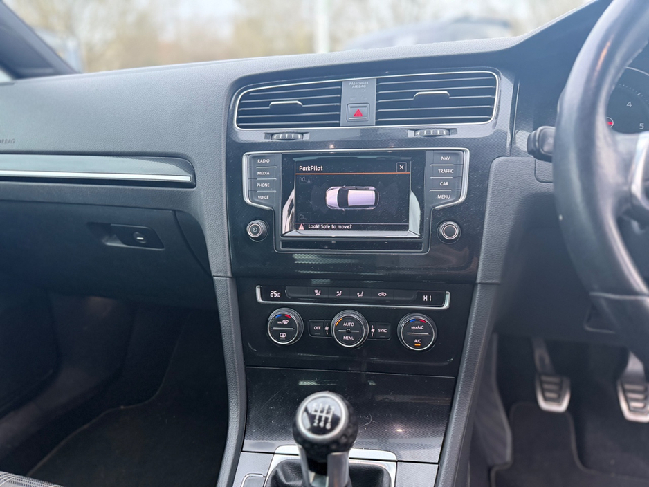 2015 Volkswagen Golf - image 12