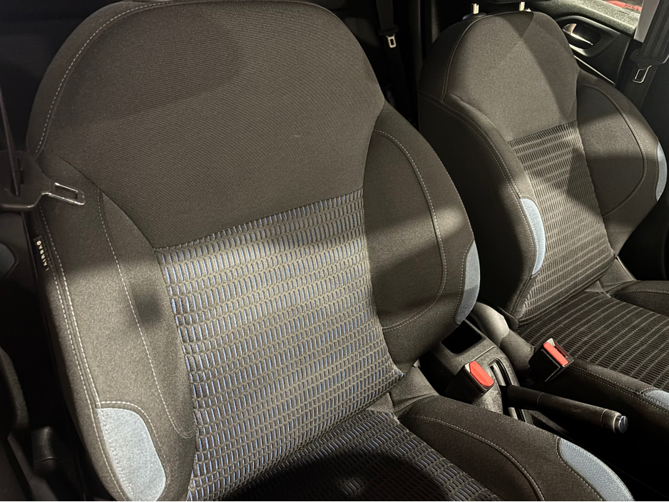 2014 Peugeot 208 - image 13