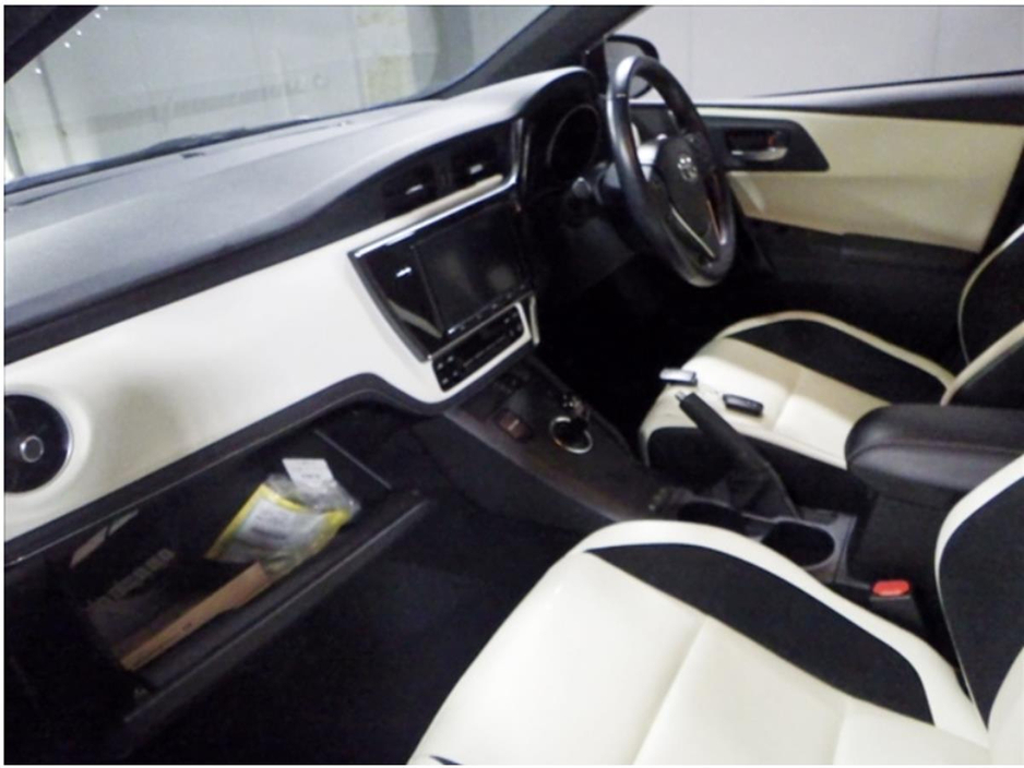 2017 Toyota Auris - image 2