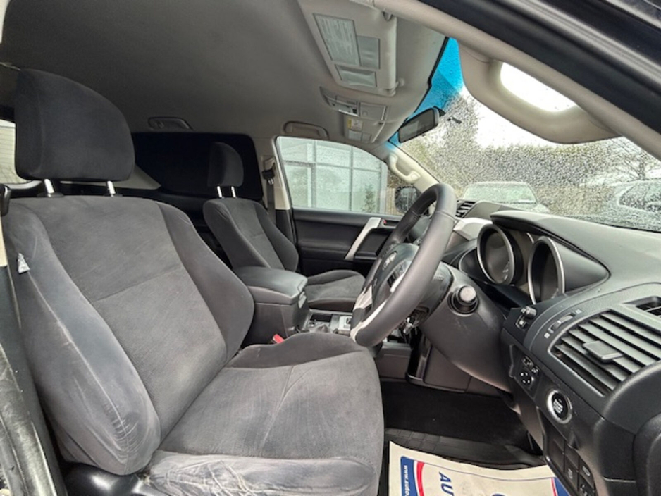 2016 Toyota Landcruiser - image 13