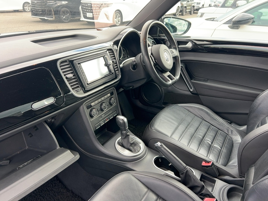 2014 Volkswagen Beetle - image 4