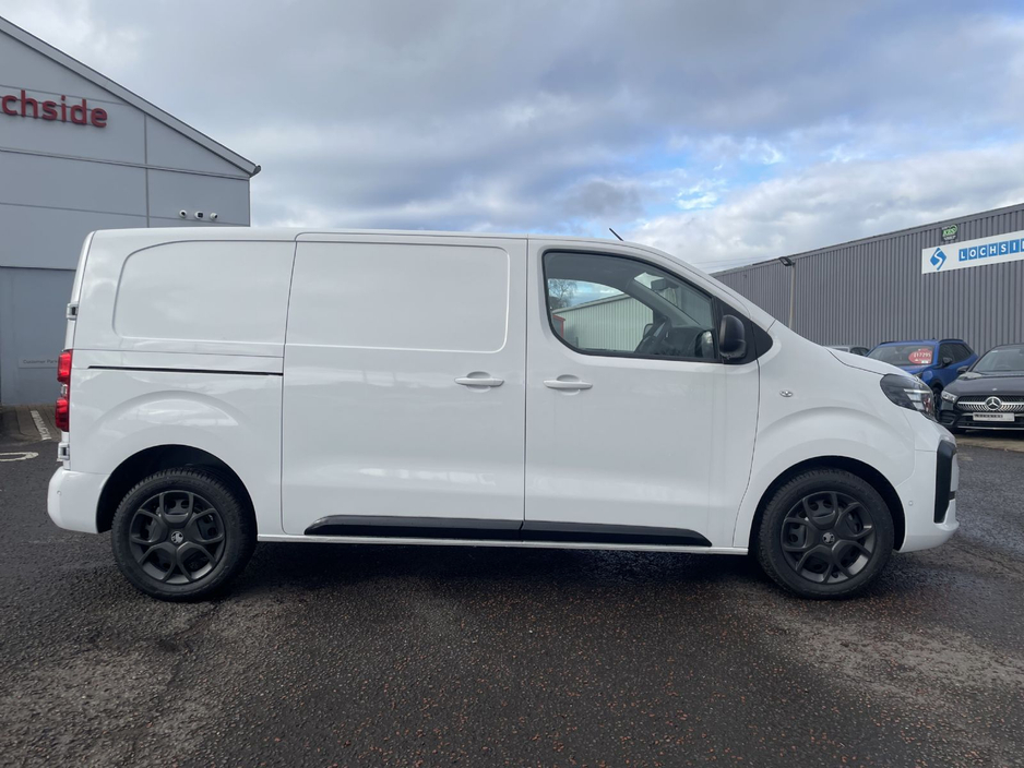 2025 Opel Vivaro - image 8