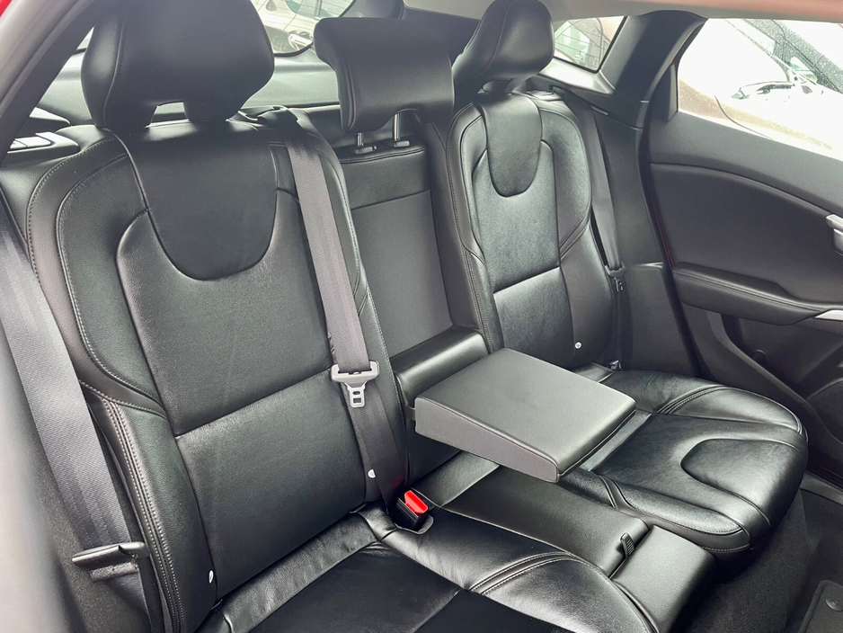 2016 Volvo V40 - image 20