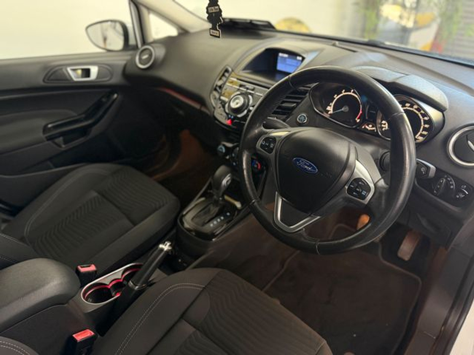 2015 Ford Fiesta - image 8