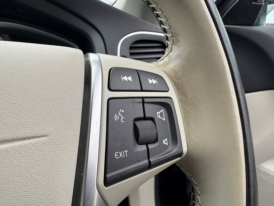 2017 Volvo V40 - image 26