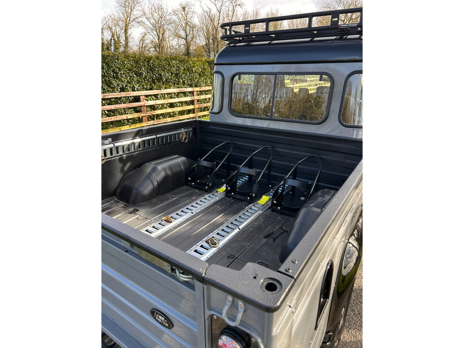 2017 Land Rover Defender - image 22