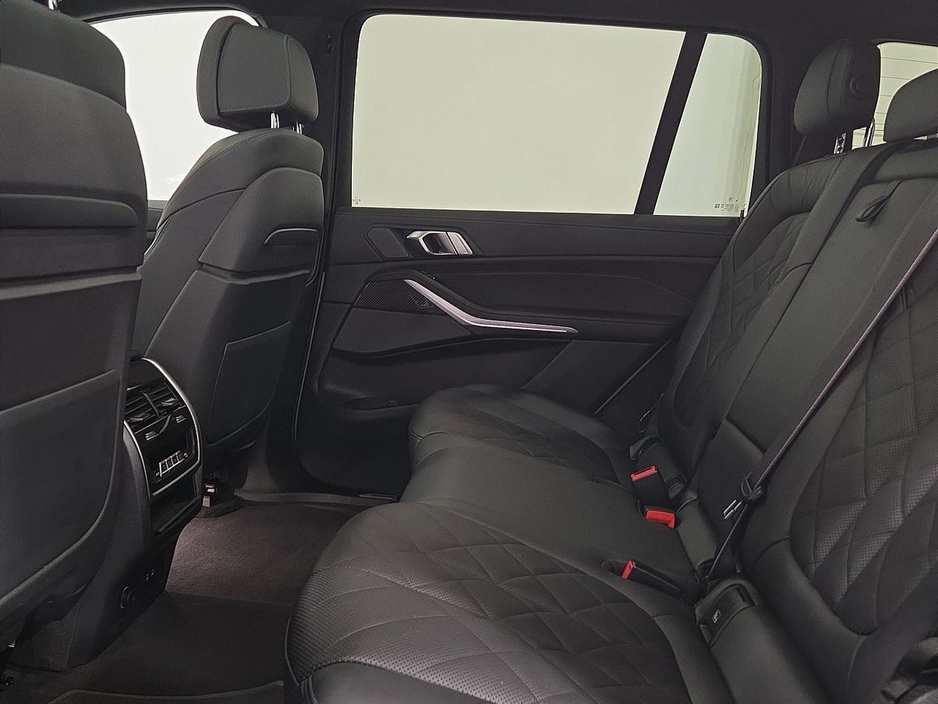 2023 BMW X7 - image 11