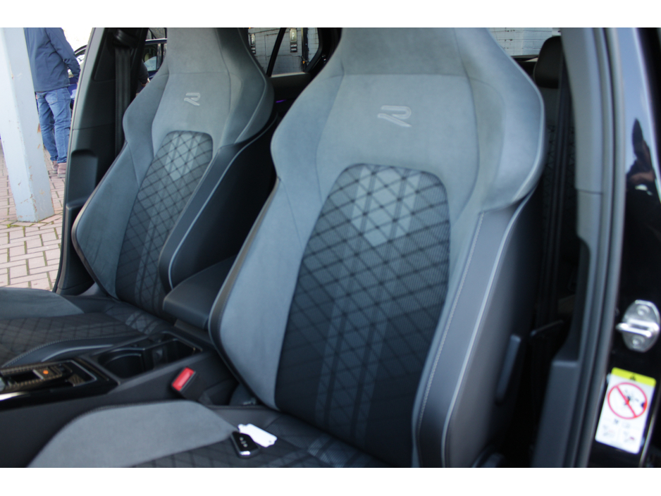 2023 Volkswagen Golf - image 22