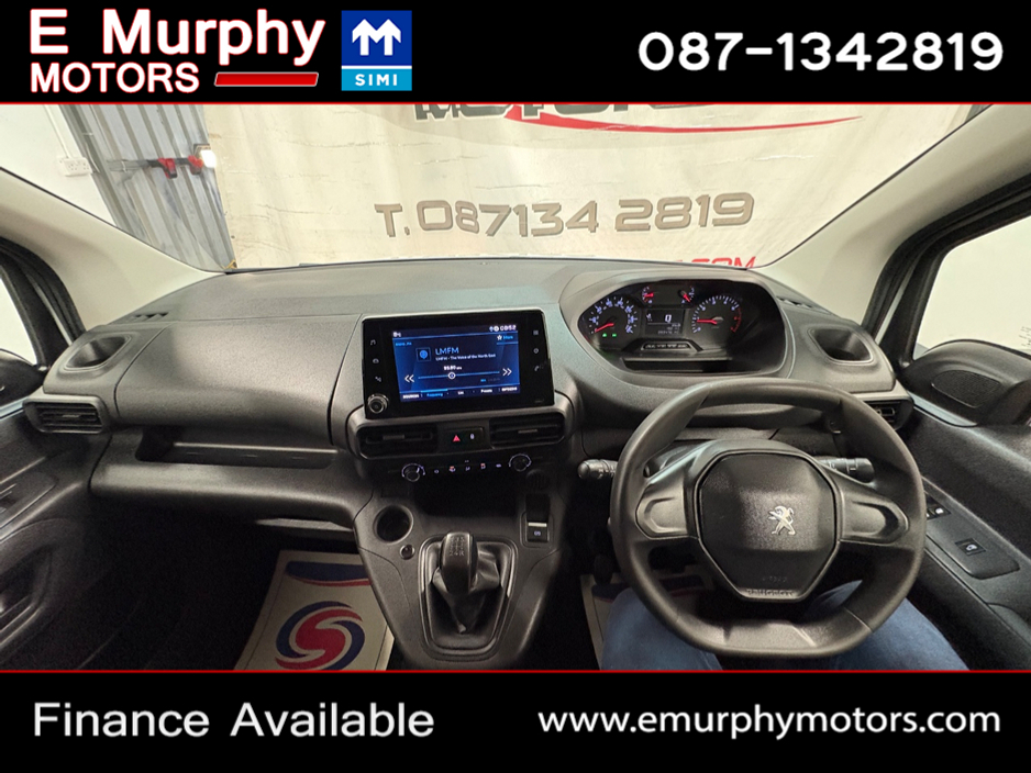 2021 Peugeot Partner - image 13