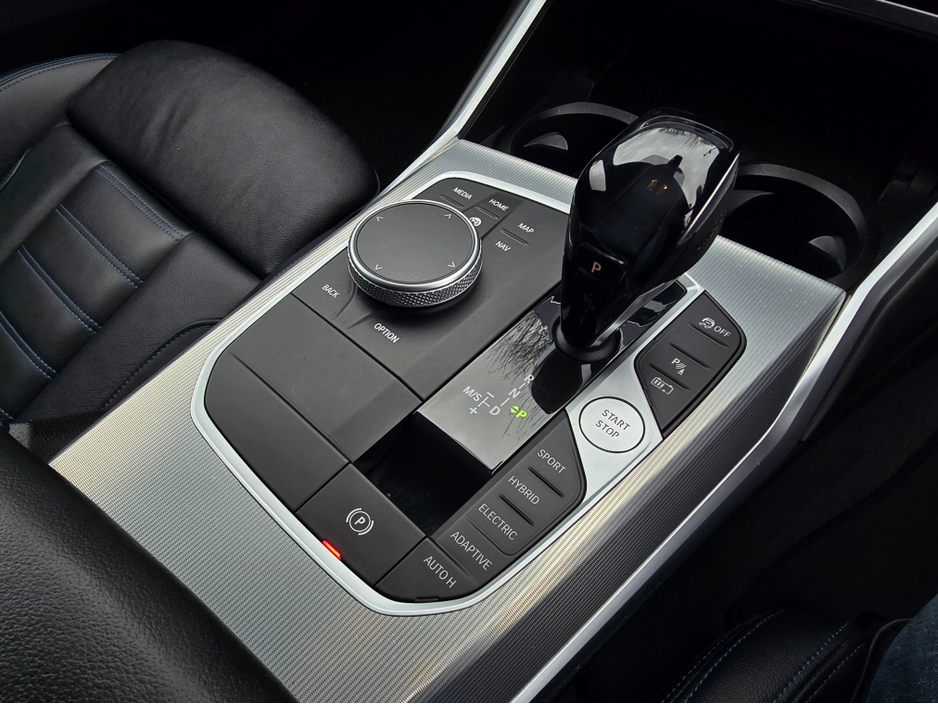 2021 BMW 3 Series - image 23