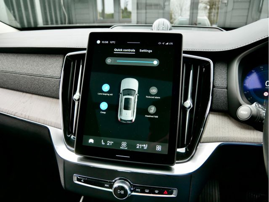 2025 Volvo XC90 - image 27